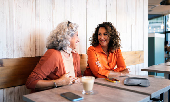 Mère et fille ayant une conversation